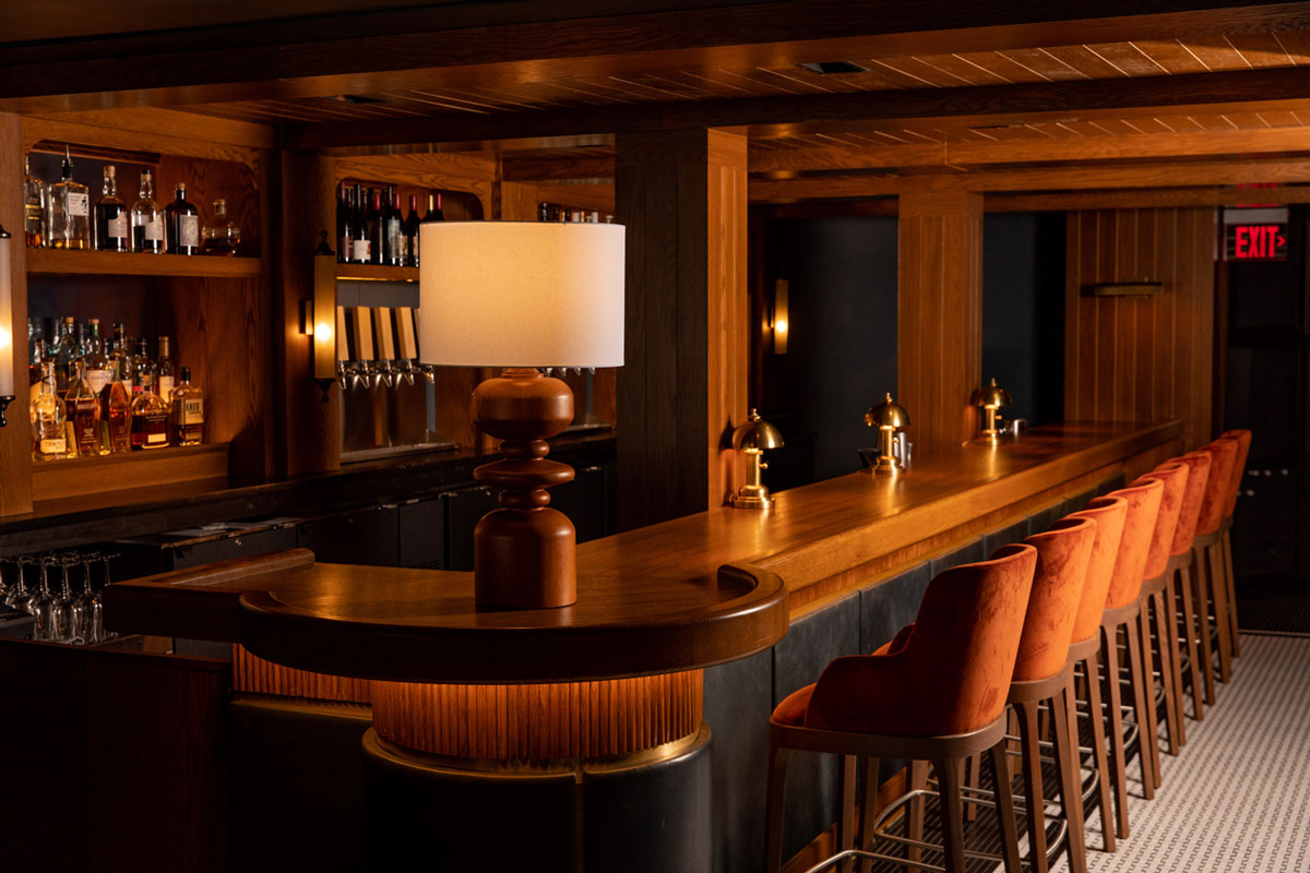 The oak topped bar at Bentwood Tavern